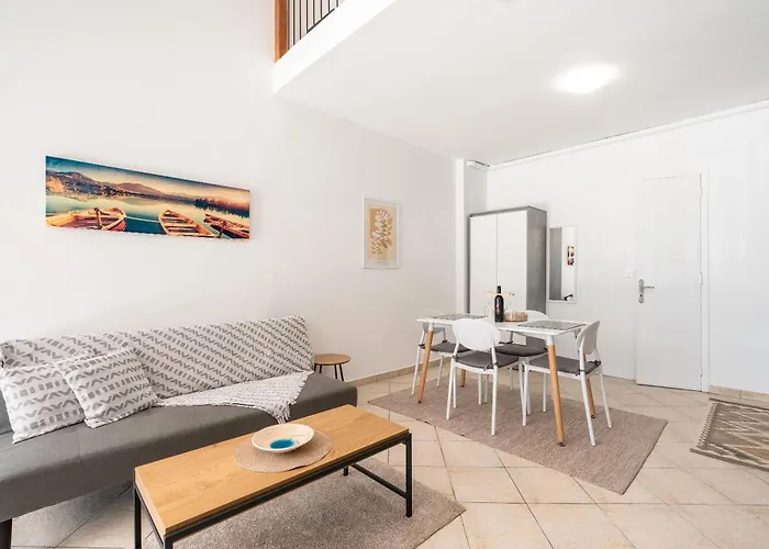 Polikseni Apartment
